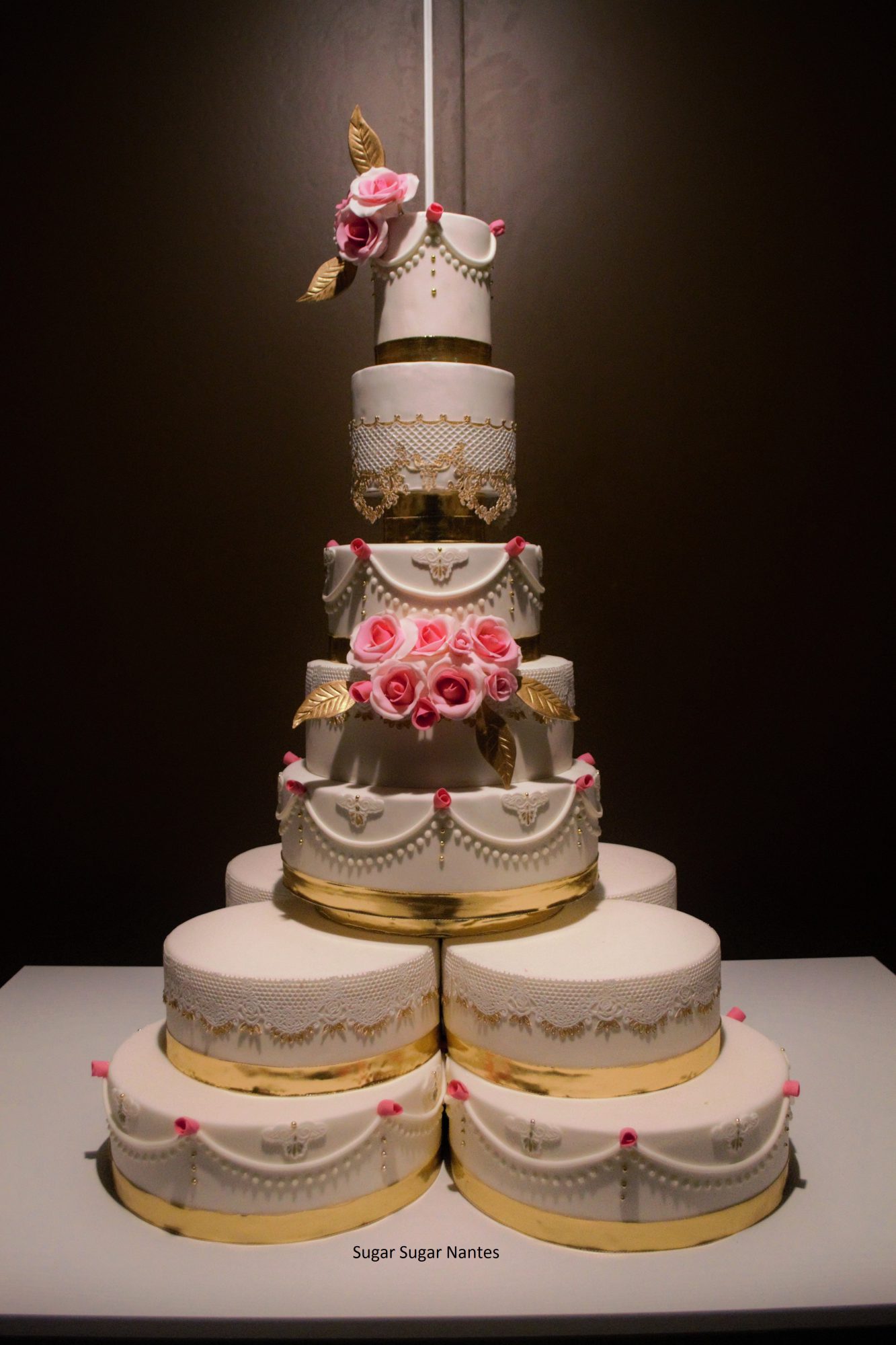 Royal weding cake, majestueux, classe, gateau de mariage de princesse, énorme, big, doré, blanc, motif, dentelle, 44