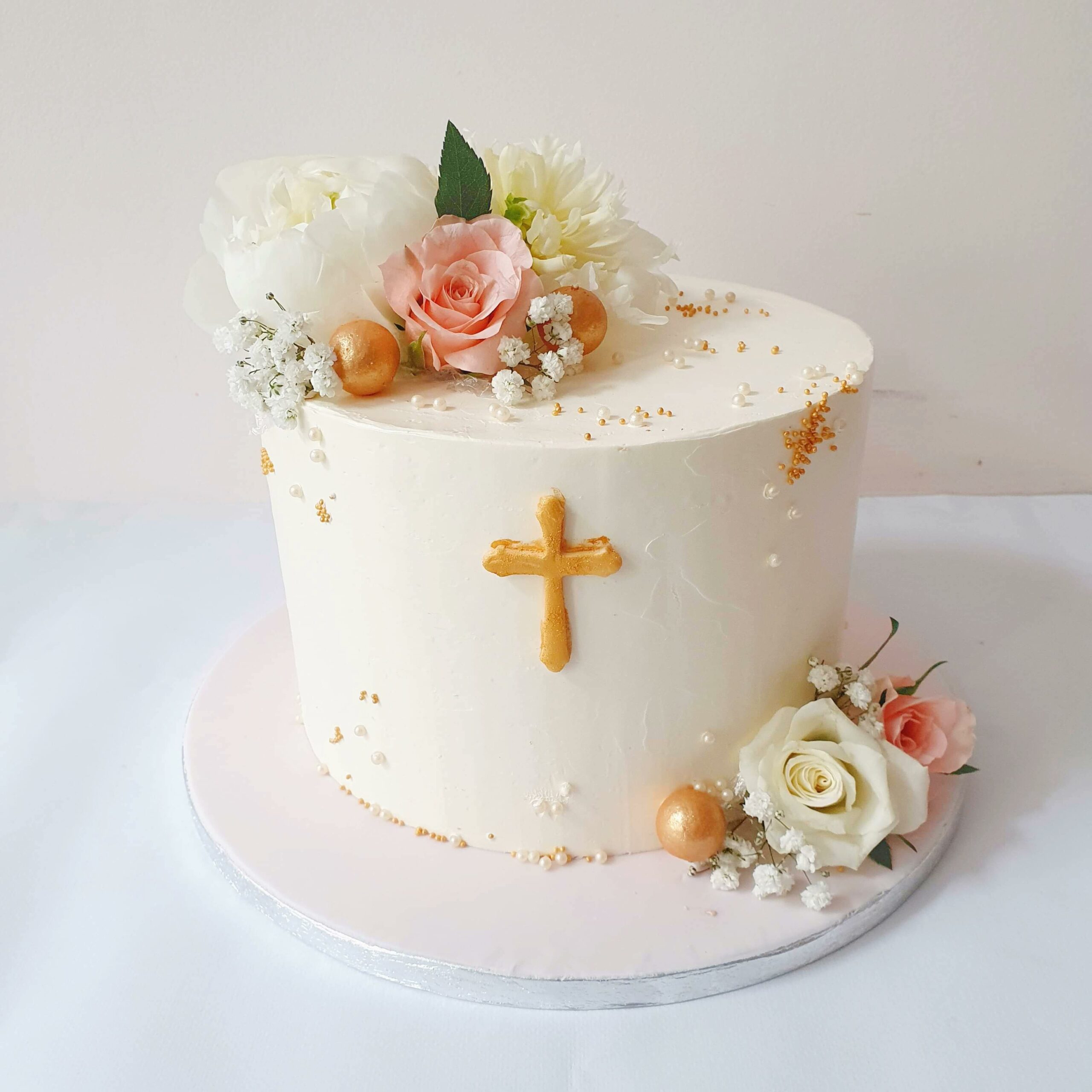 Gâteau De Baptême Pour Une Fille Nouveau-née Décoré De Pâte À Sucre Aux  Couleurs Rose Et Or Sur Fond Blanc Banque D'Images et Photos Libres De  Droits. Image 203484415